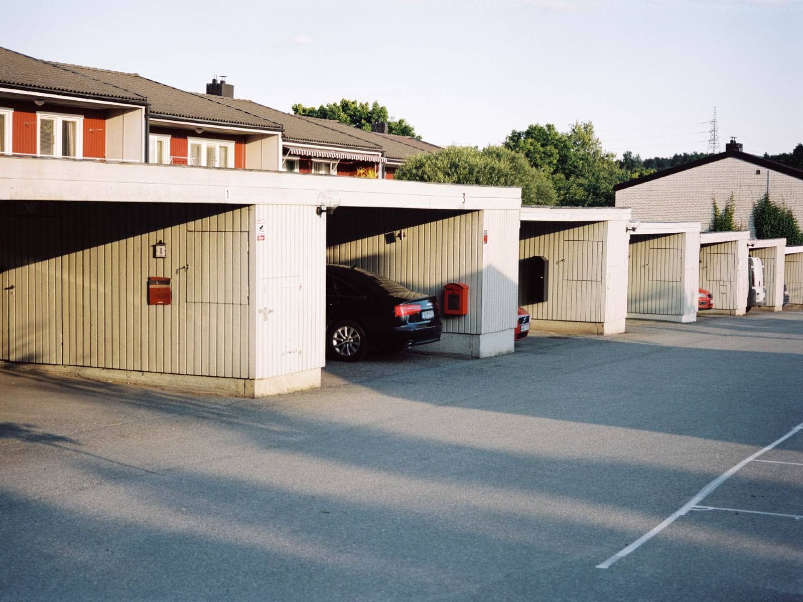 Bil står parkerad i carport i radhusområde